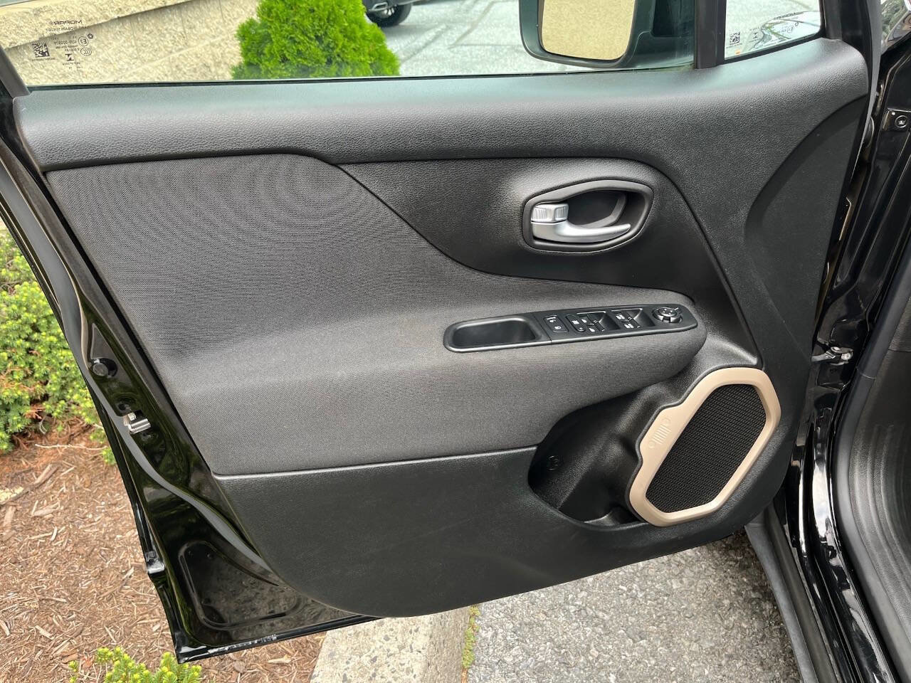 Used 2015 Jeep Renegade Latitude image 34