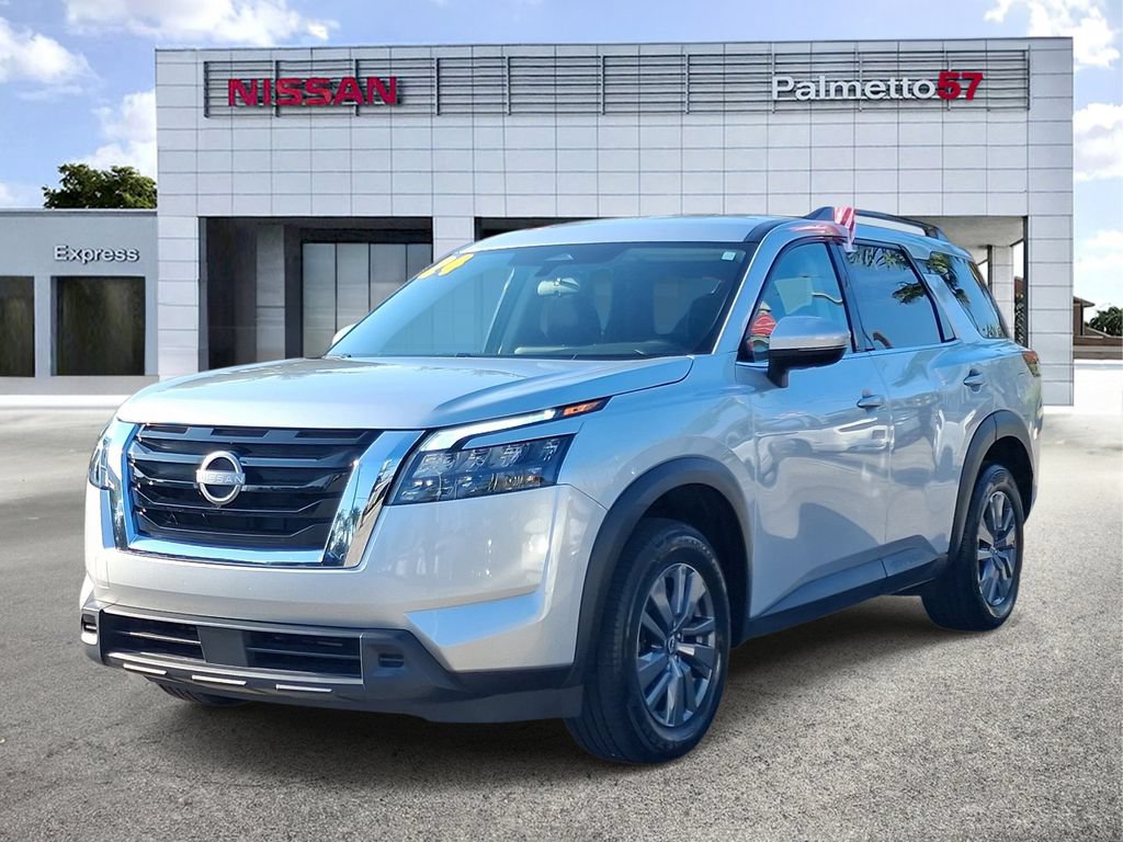 Used 2024 Nissan Pathfinder SV FWD image 3
