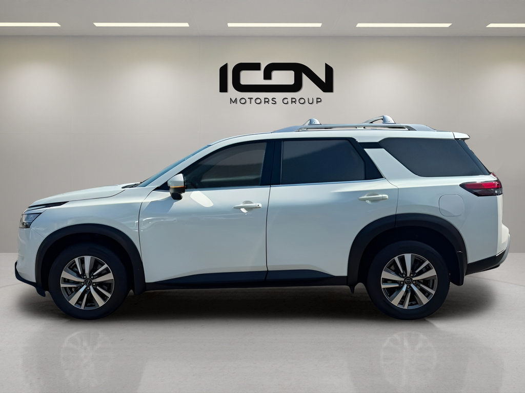 Used 2024 Nissan Pathfinder SL w/ Black Appearance Package AWD/4WD image 4