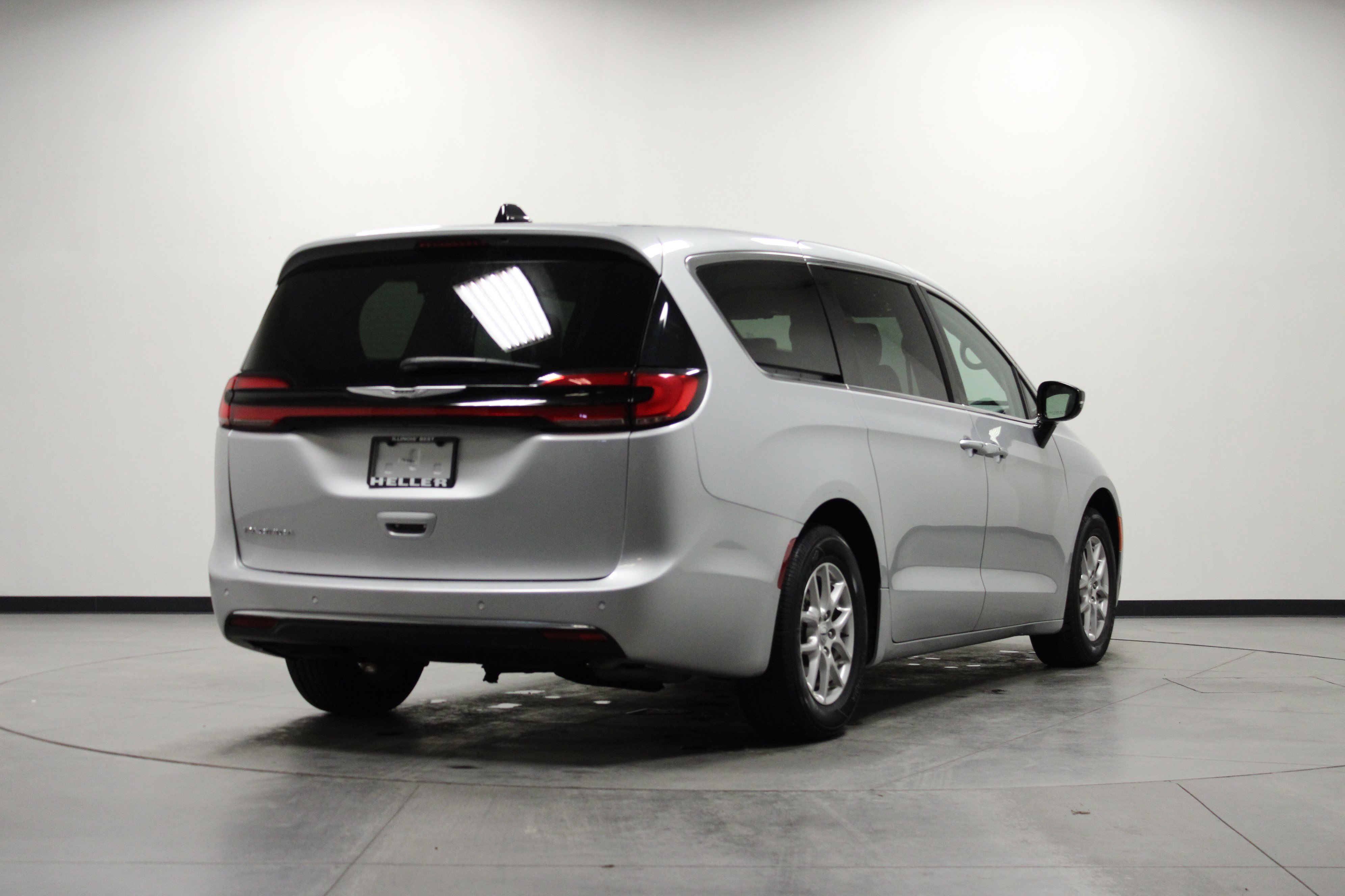 Used 2024 Chrysler Pacifica Touring-L image 4