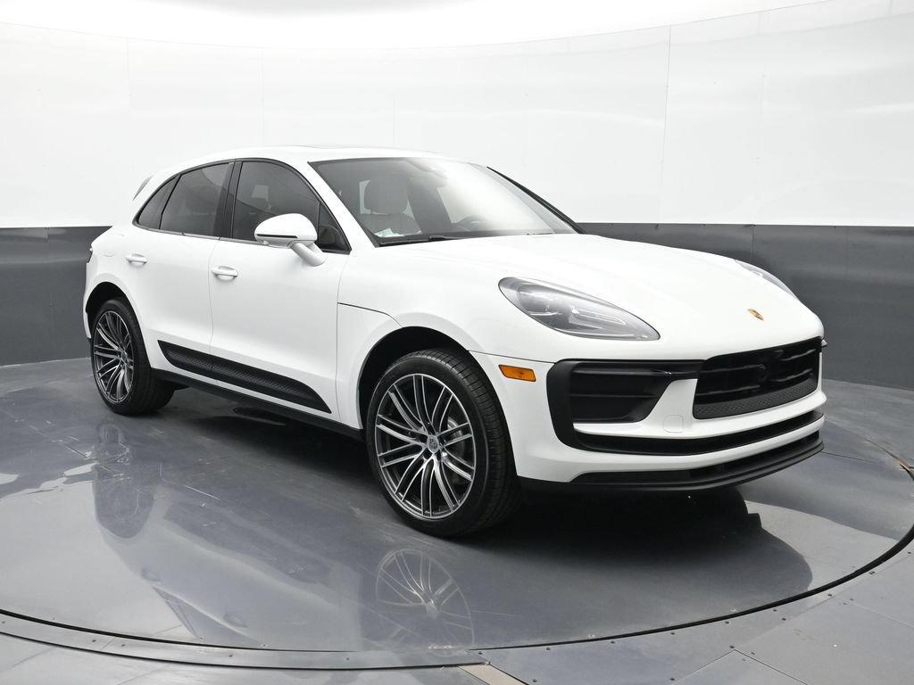 Certified 2025 Porsche Macan AWD/4WD image 28