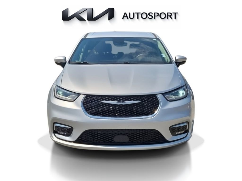 Used 2023 Chrysler Pacifica Touring-L image 2