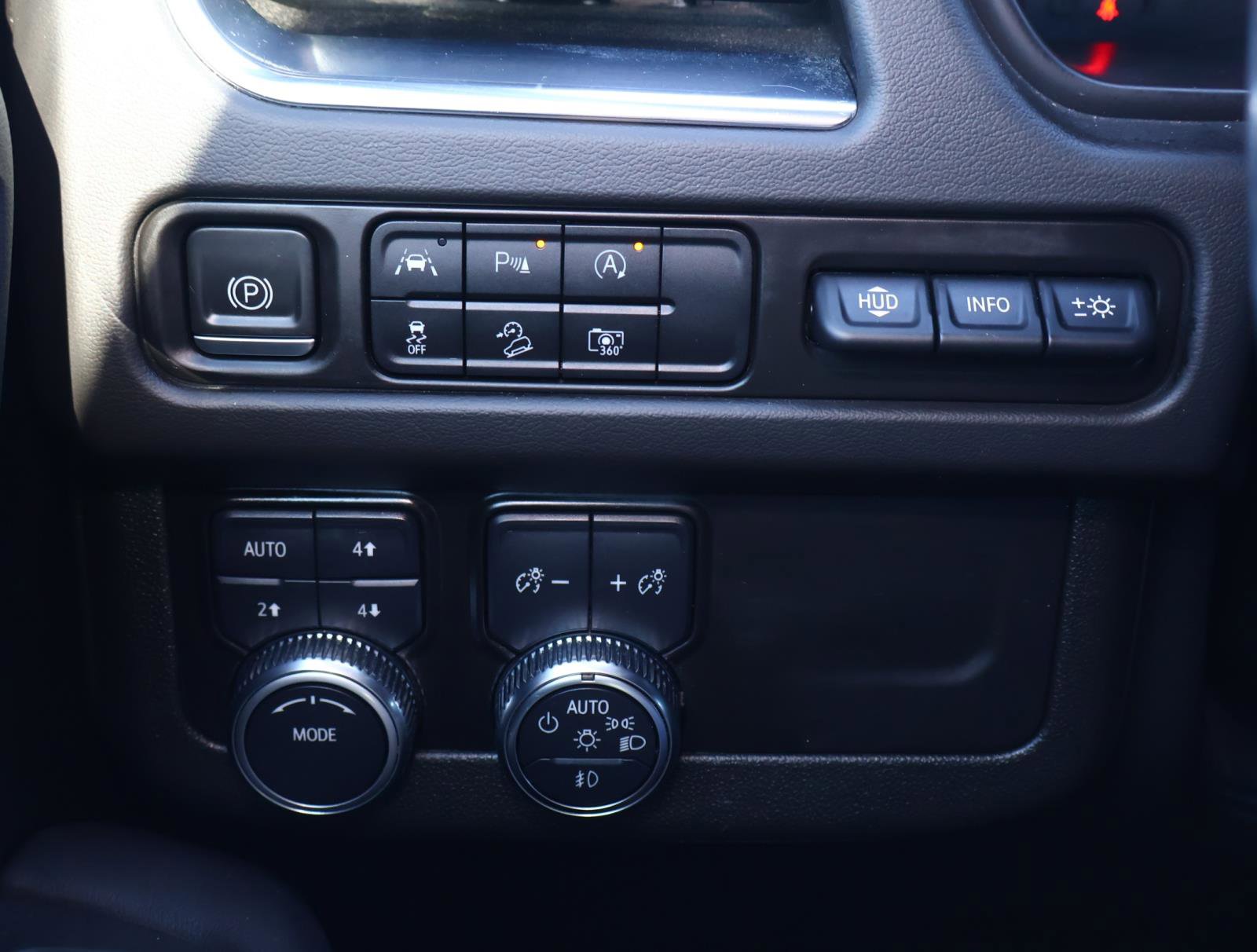 Used 2023 GMC Yukon AT4 w/ AT4 Premium Package image 33