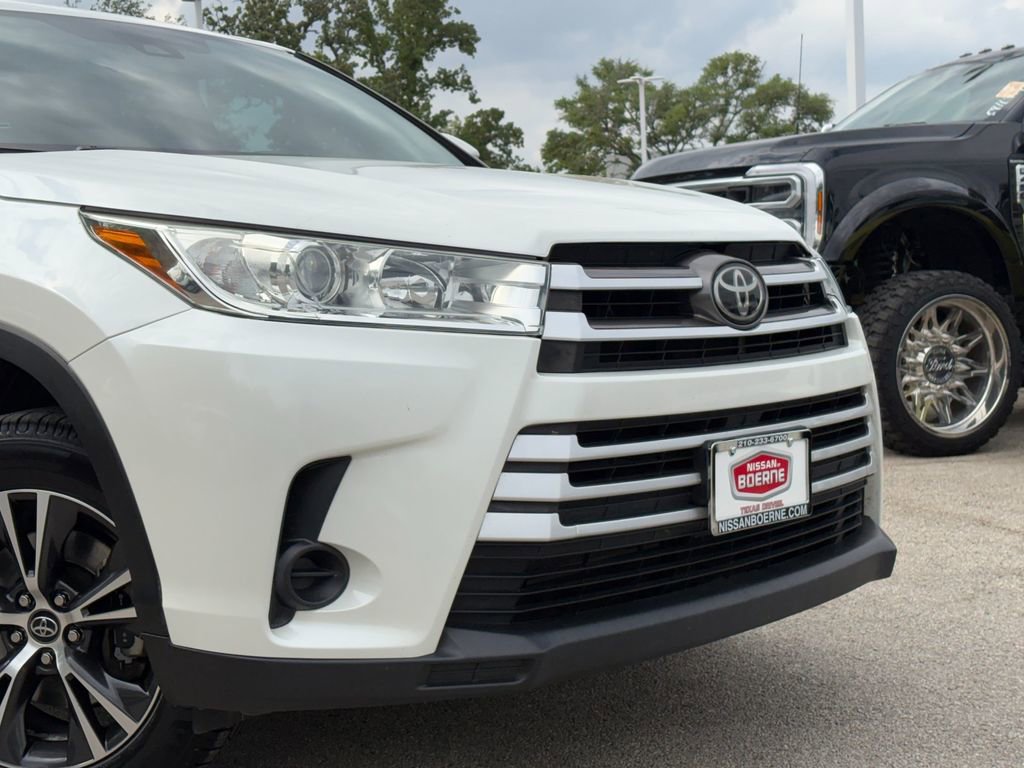 Used 2019 Toyota Highlander LE FWD image 3