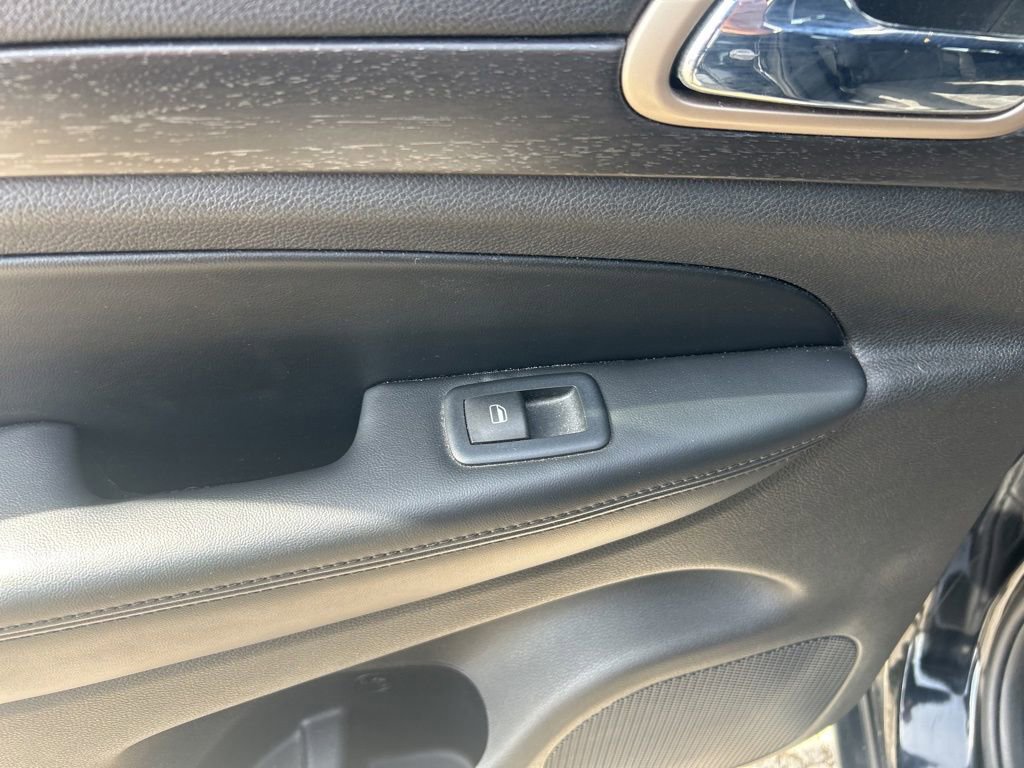 Used 2017 Jeep Grand Cherokee Laredo w/ Quick Order Package 23E image 14