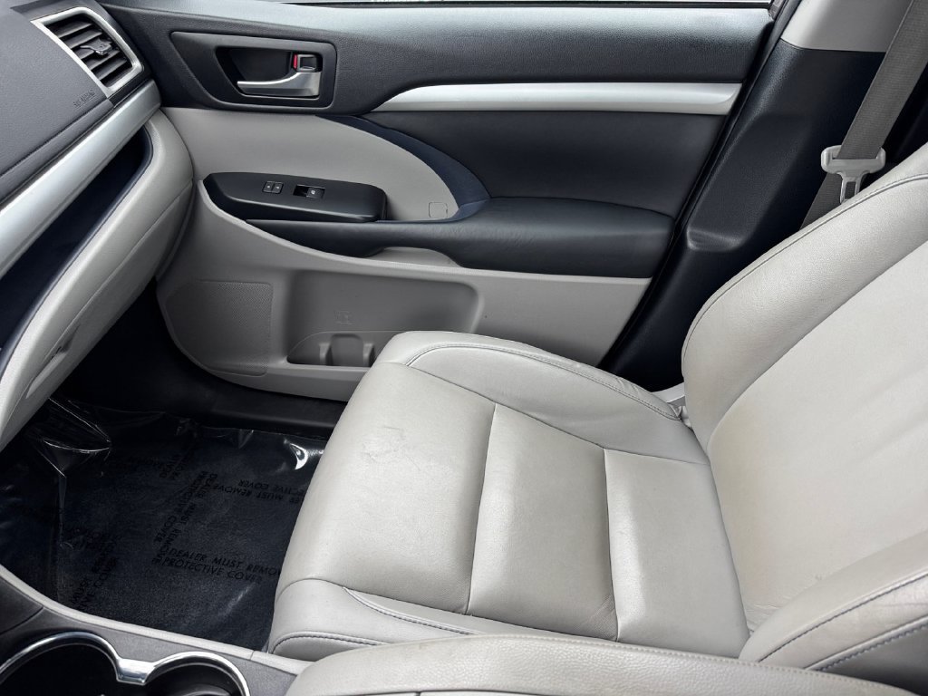 Used 2019 Toyota Highlander XLE AWD/4WD image 30