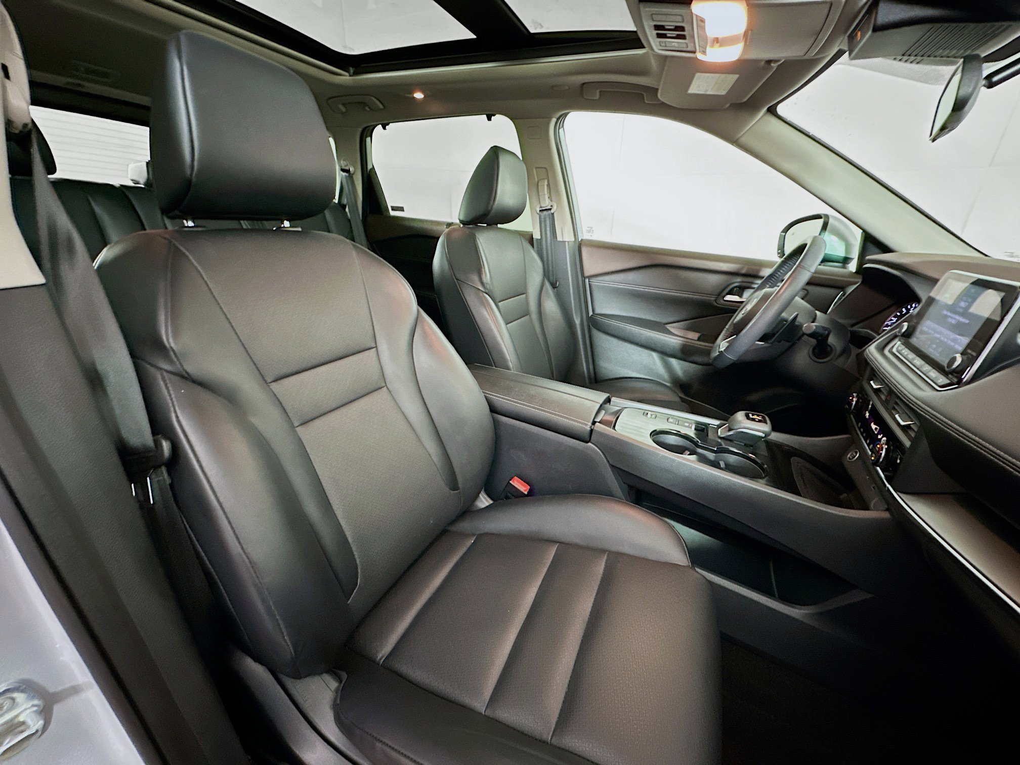 Used 2023 Nissan Rogue SV w/ SV Premium B Package image 30