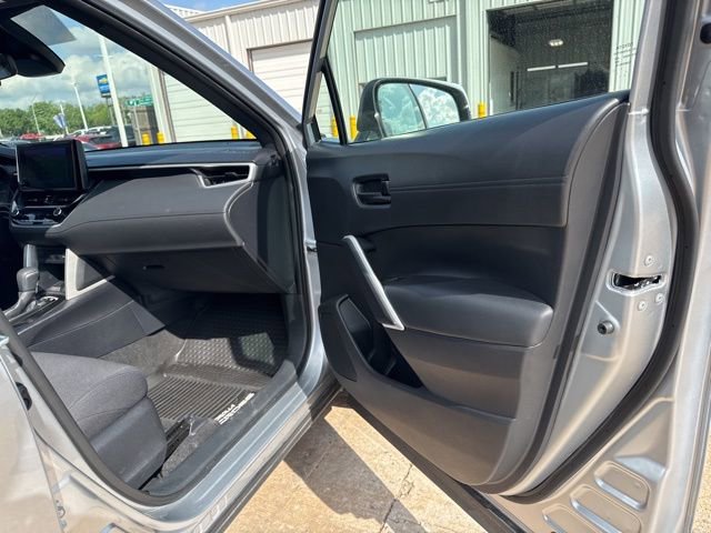 Used 2024 Toyota Corolla Cross AWD Hybrid w/ Moonroof Package image 34