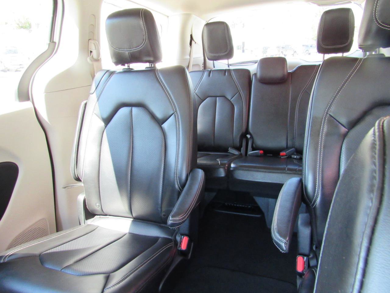 Used 2023 Chrysler Pacifica Touring-L FWD image 8