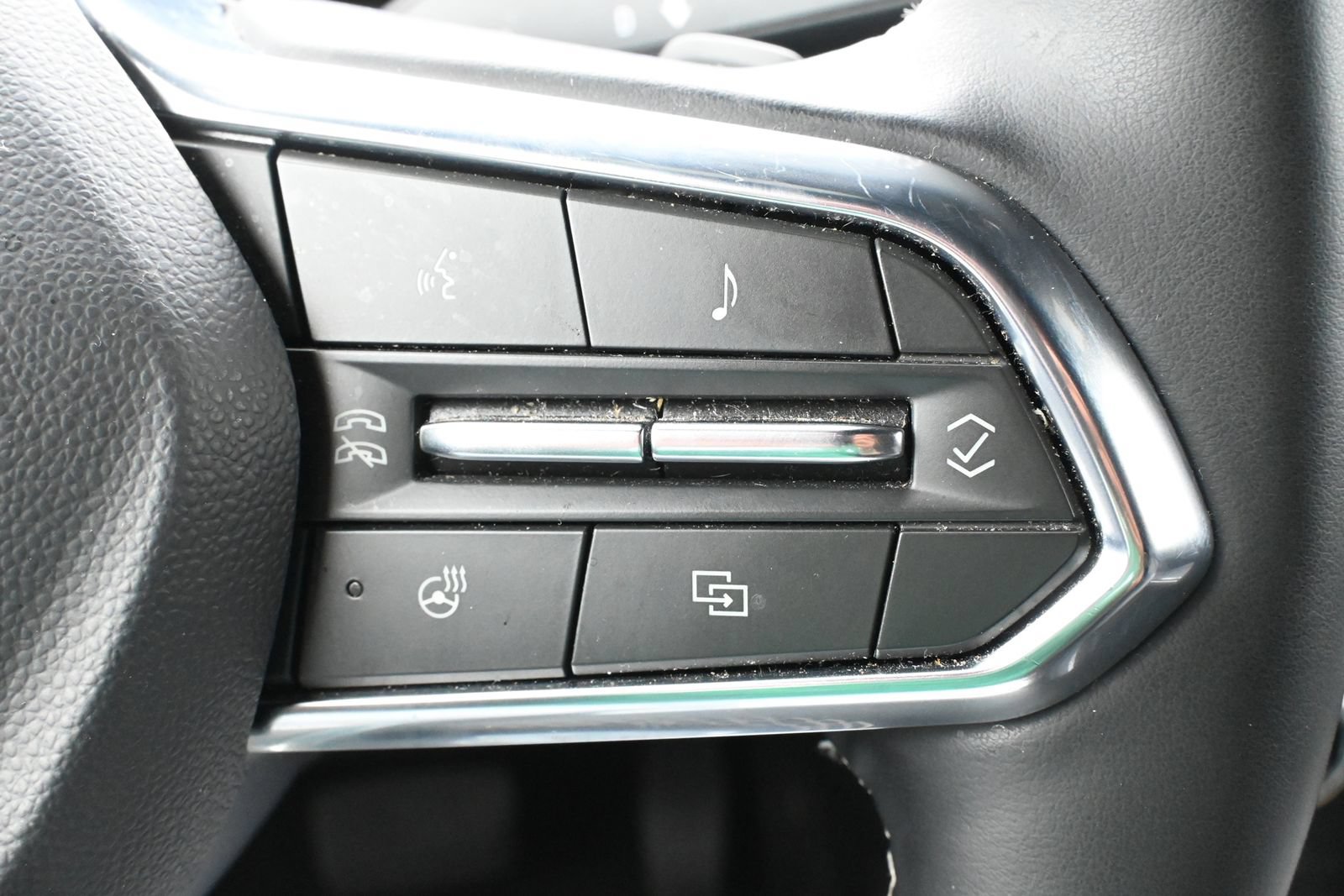 Used 2025 Chevrolet Traverse LT FWD image 16