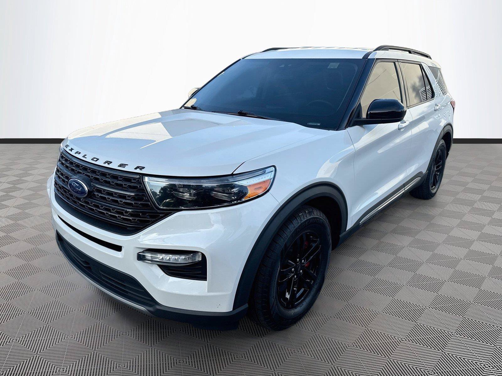 Used 2024 Ford Explorer XLT w/ Equipment Group 202A RWD image 3