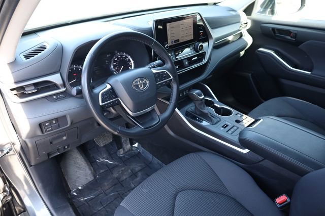 Used 2024 Toyota Highlander LE image 12