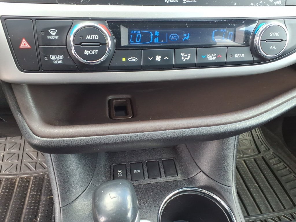 Used 2015 Toyota Highlander XLE FWD image 35