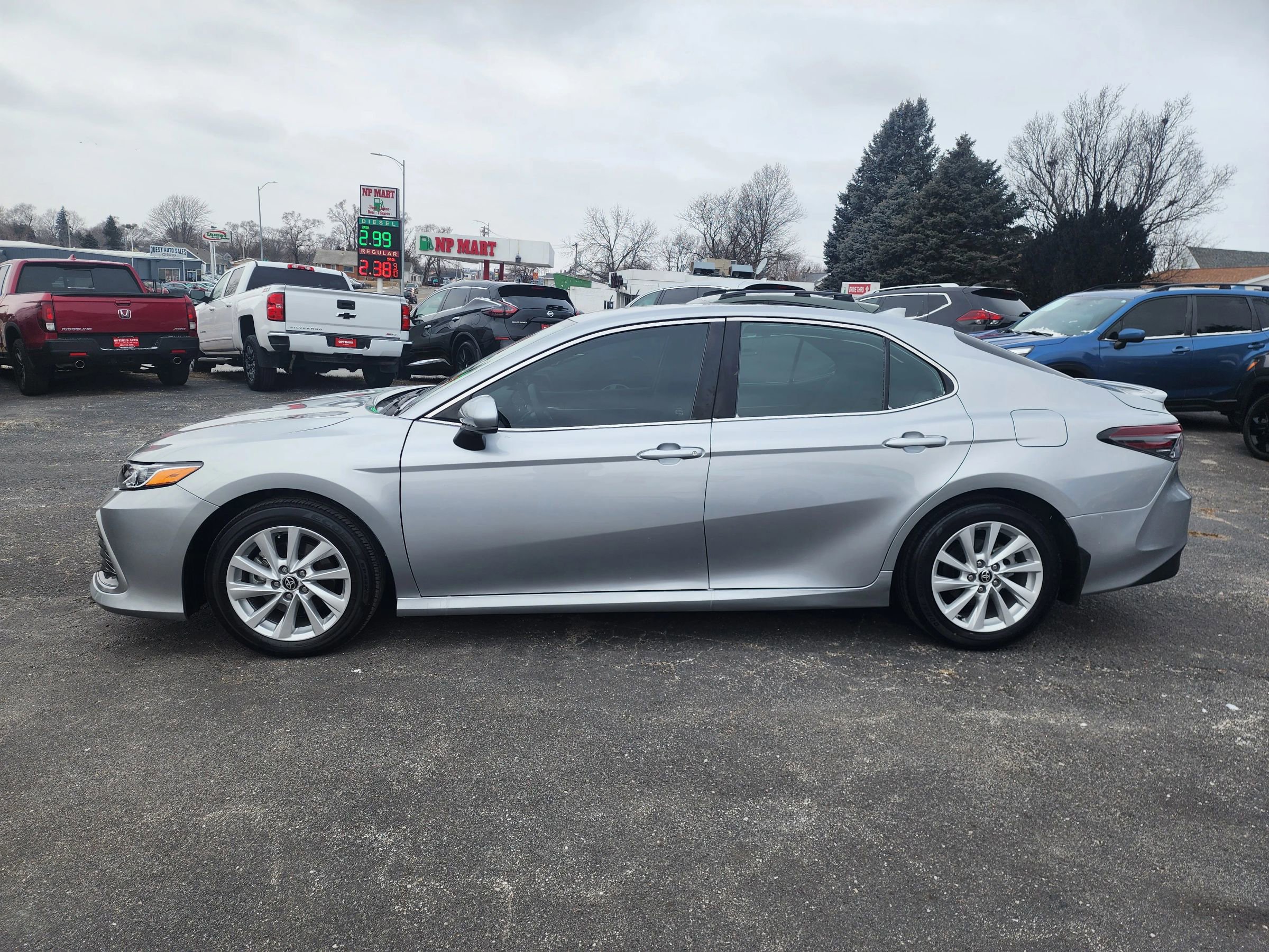 Used 2023 Toyota Camry LE image 4