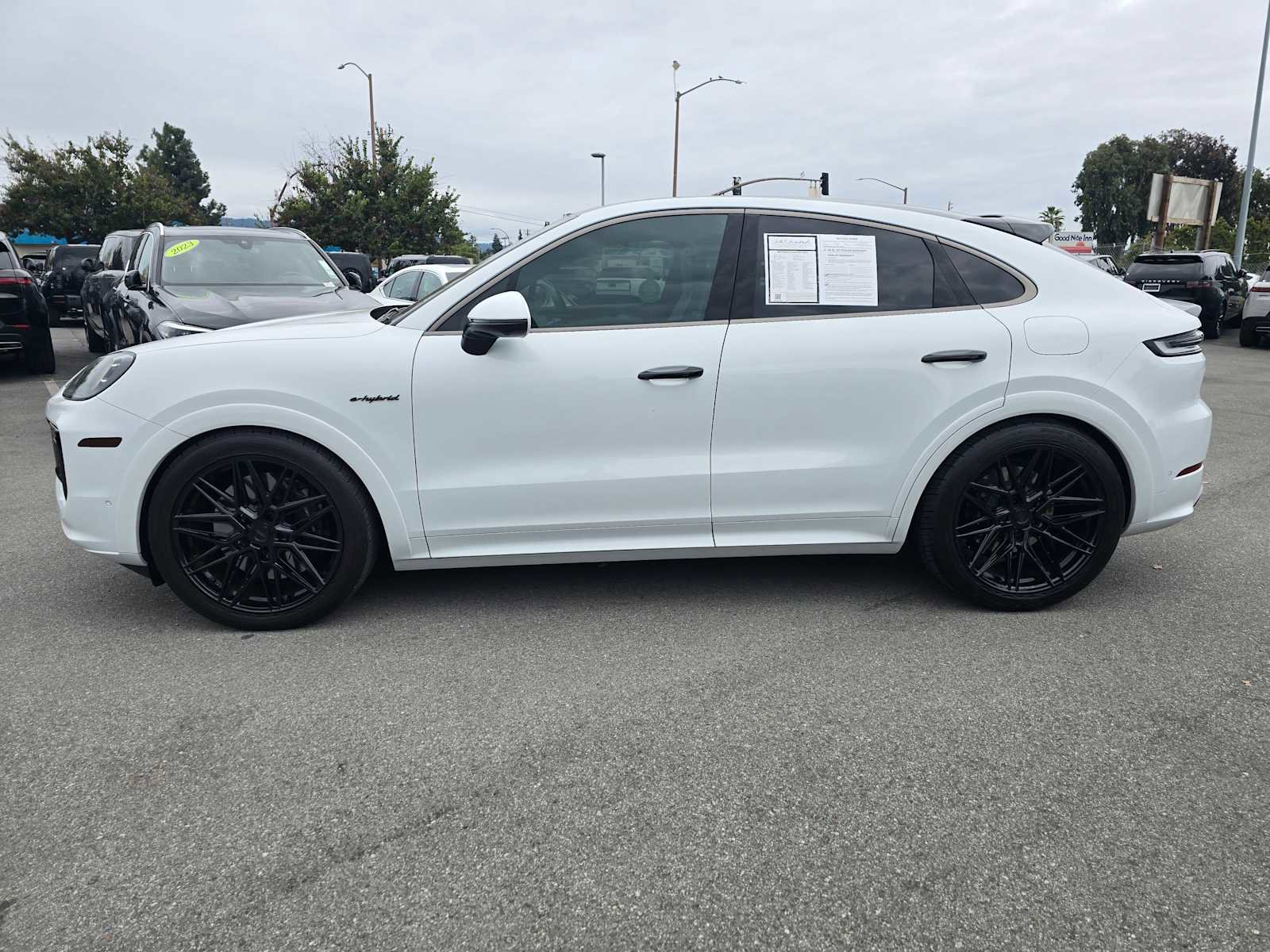 Used 2025 Porsche Cayenne Turbo image 2