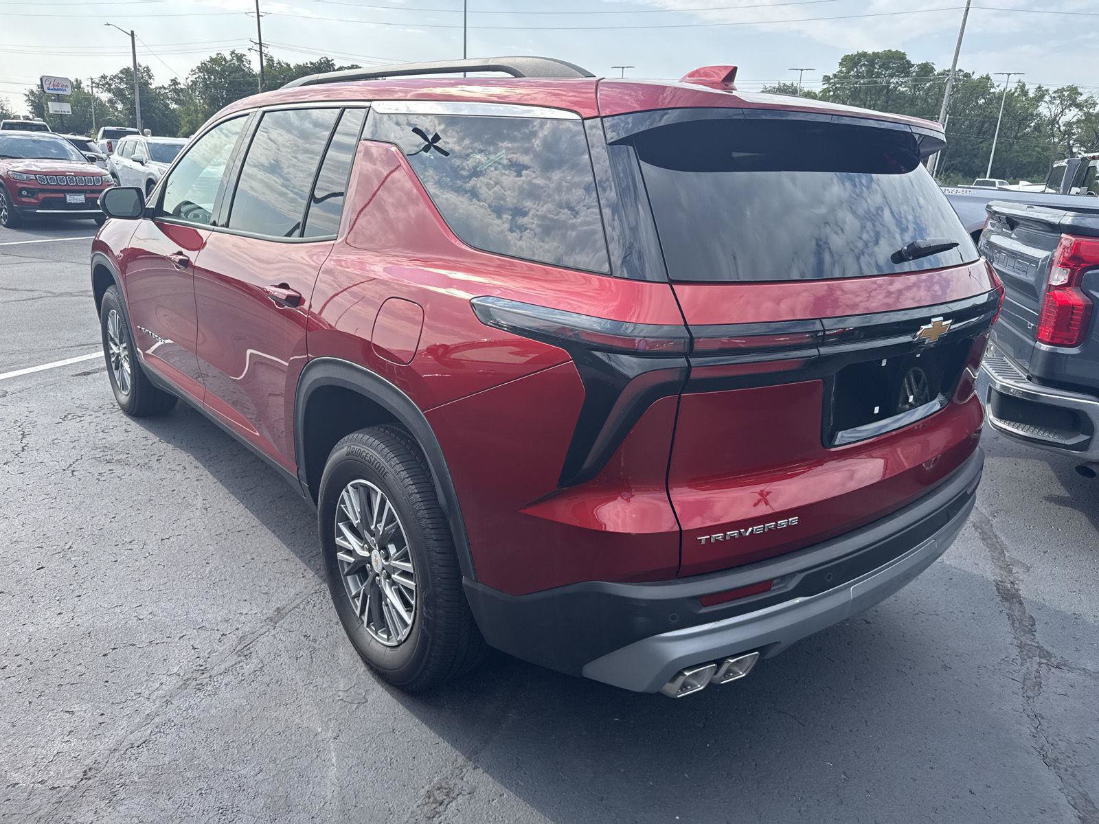 Used 2026 Chevrolet Traverse LT FWD image 2
