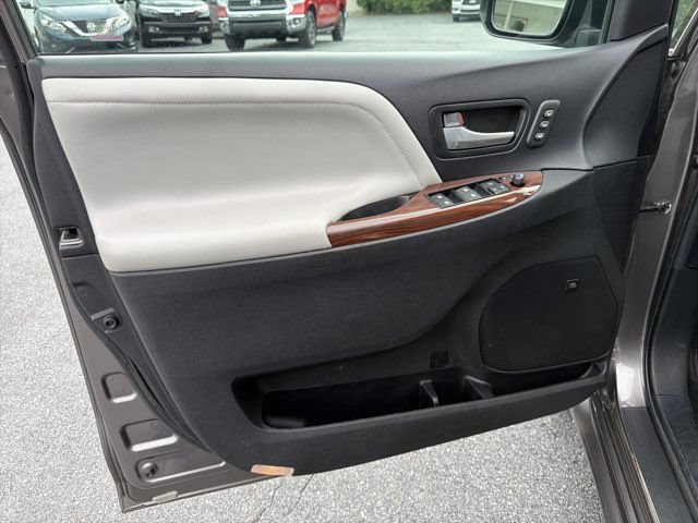 Used 2015 Toyota Sienna Limited Premium w/ Four Season Floor Mat Package AWD/4WD image 13