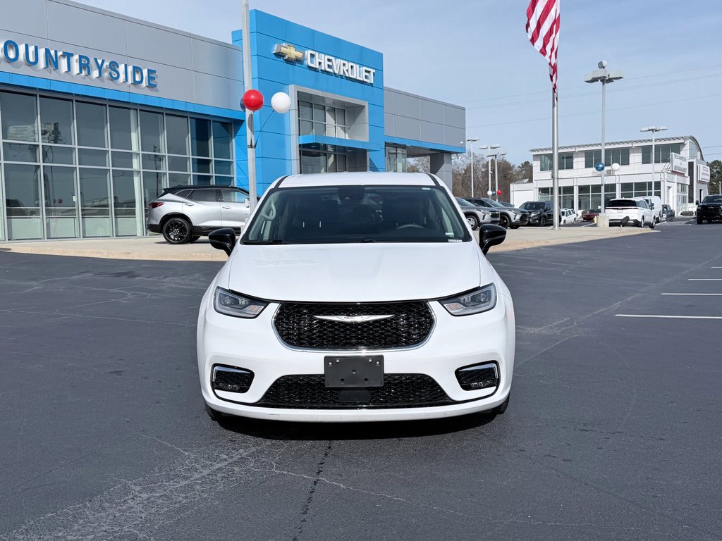 Used 2024 Chrysler Pacifica Touring-L image 3