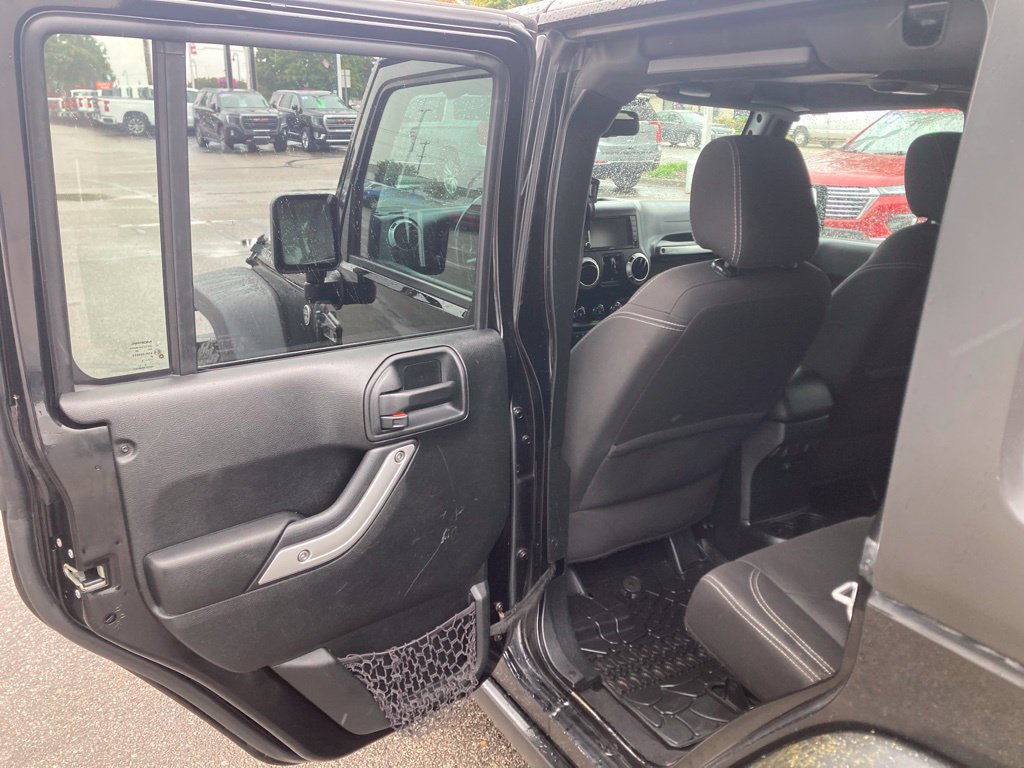 Used 2018 Jeep Wrangler Unlimited Rubicon w/ Dual Top Group AWD/4WD image 10