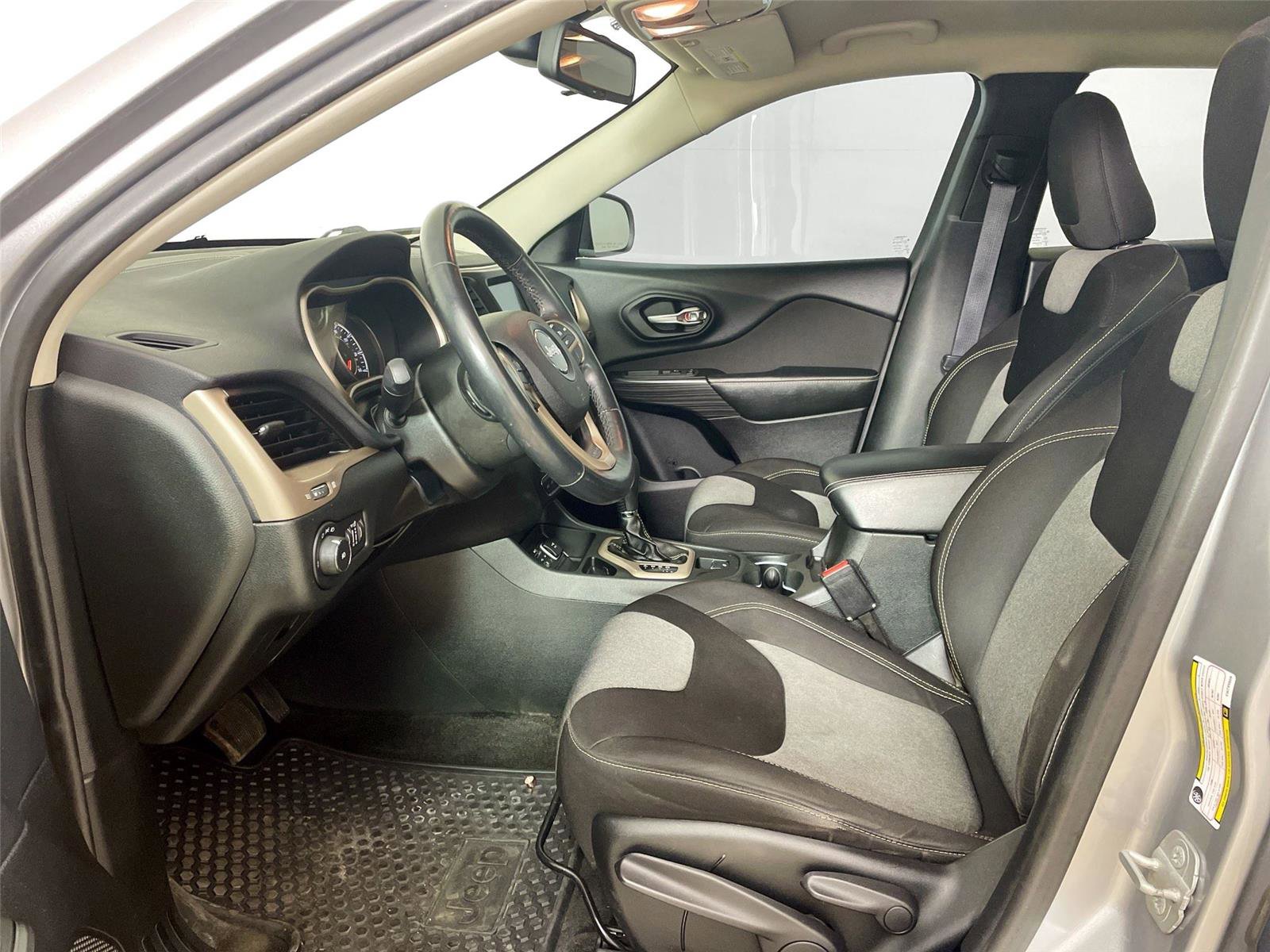Used 2014 Jeep Cherokee Latitude w/ Cold Weather Group FWD image 5