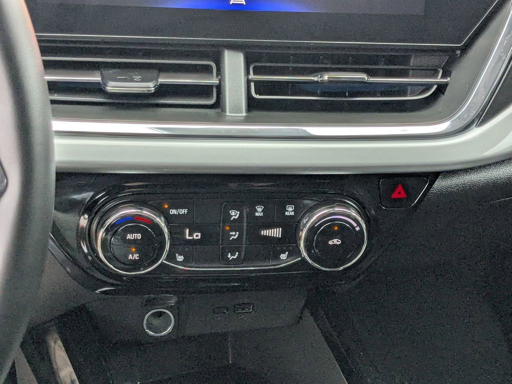 Used 2025 Chevrolet Trax LT w/ LT Convenience Package FWD image 20