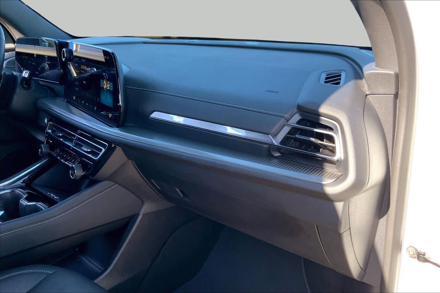 Used 2025 Chevrolet Traverse LT FWD image 19