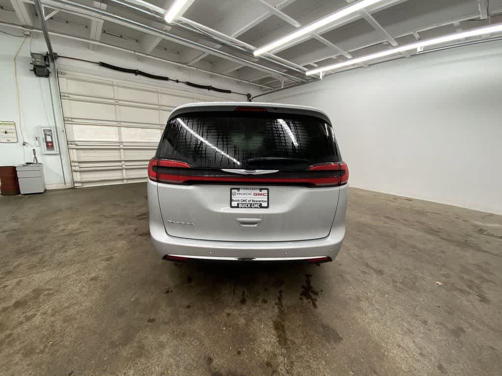 Used 2024 Chrysler Pacifica Touring-L FWD image 5