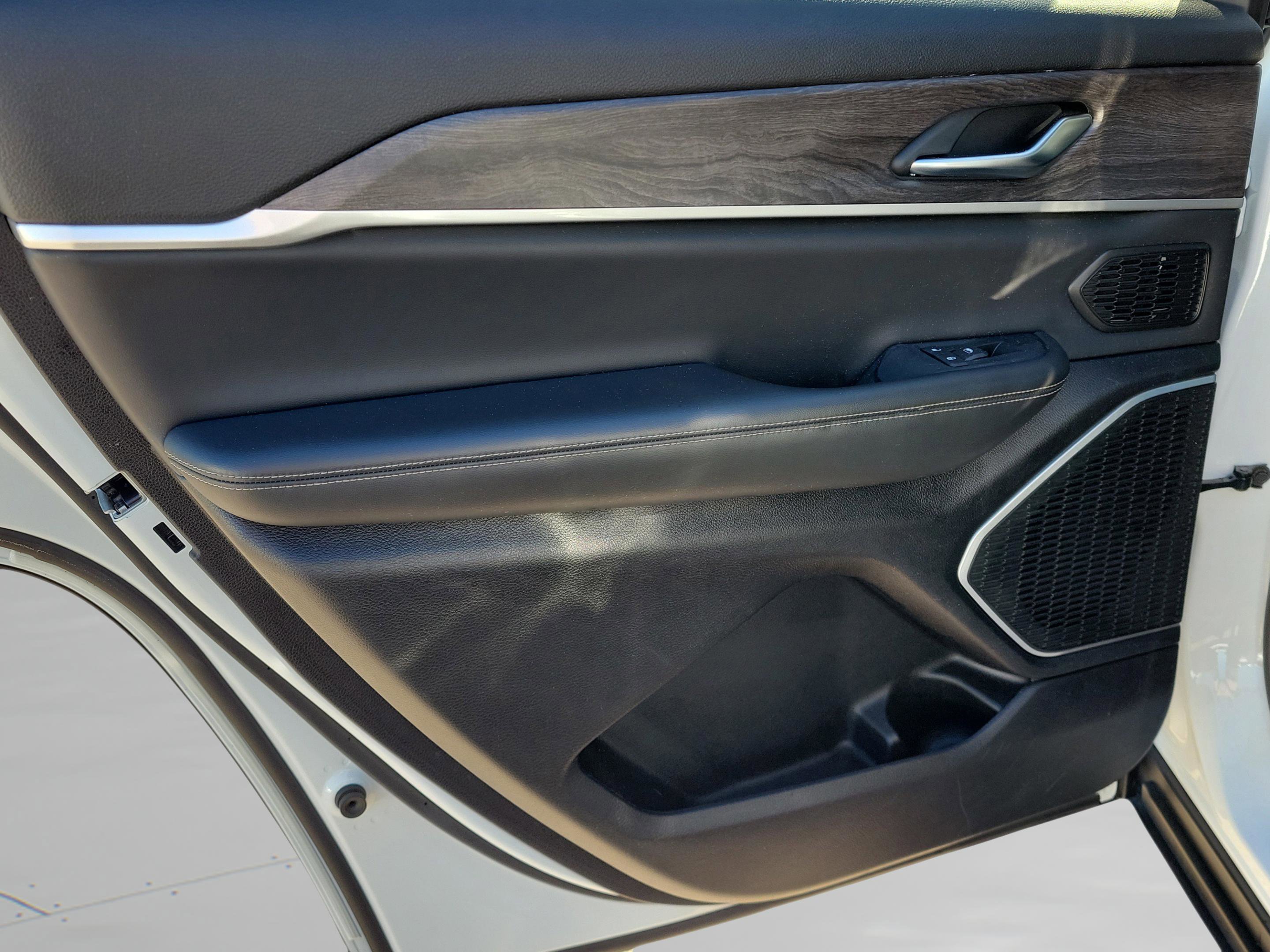 Used 2023 Jeep Grand Cherokee L Limited w/ Black Appearance Package image 11