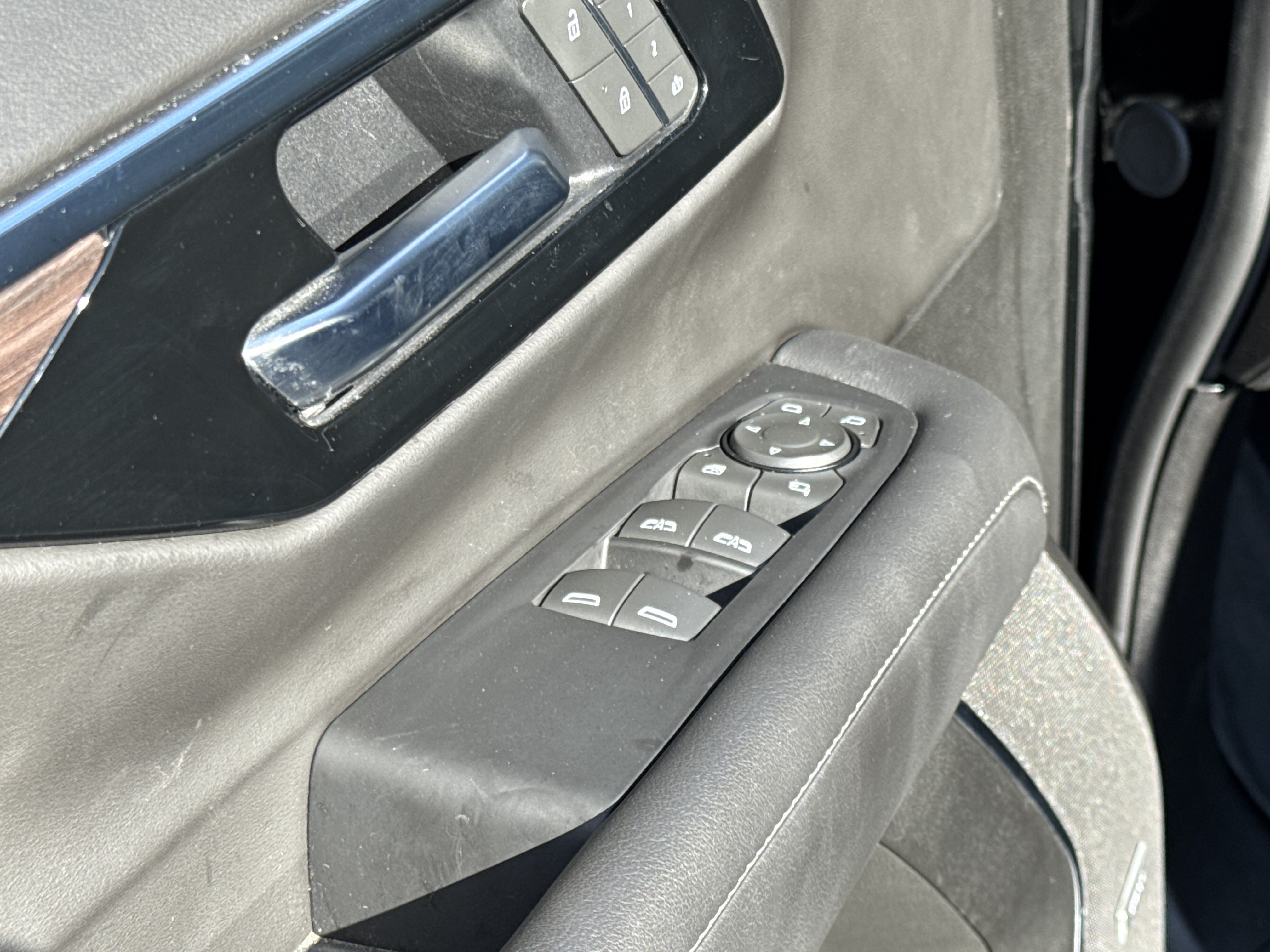 Used 2025 Chevrolet Suburban LT w/ Comfort Package RWD image 12
