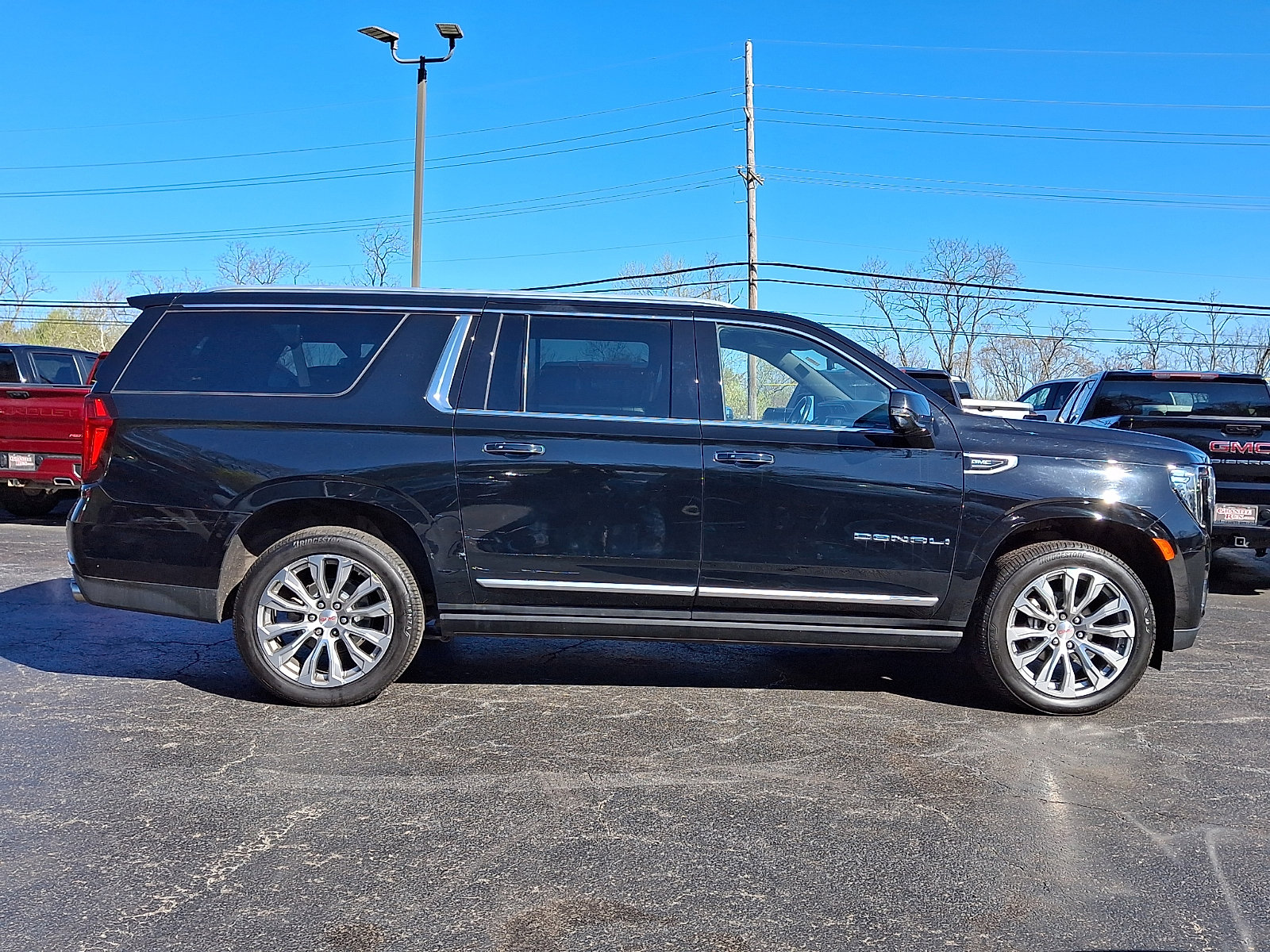 Used 2021 GMC Yukon XL Denali w/ Denali Premium Package image 7