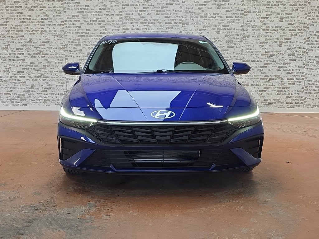 Used 2025 Hyundai Elantra SE image 2