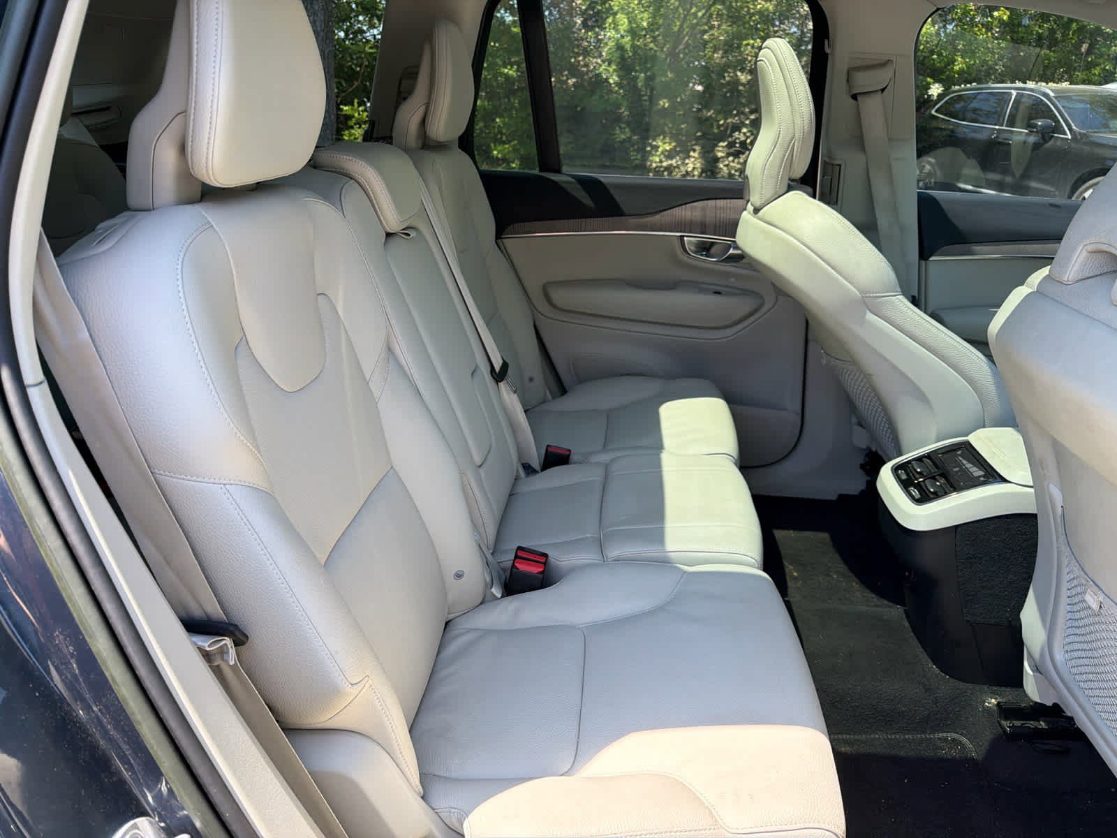 Used 2023 Volvo XC90 B6 Plus image 21