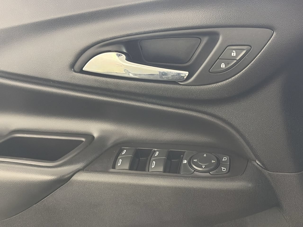 Used 2021 Chevrolet Equinox LT AWD/4WD image 17