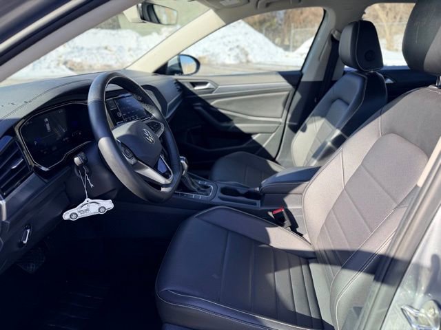 Used 2024 Volkswagen Jetta SE image 6