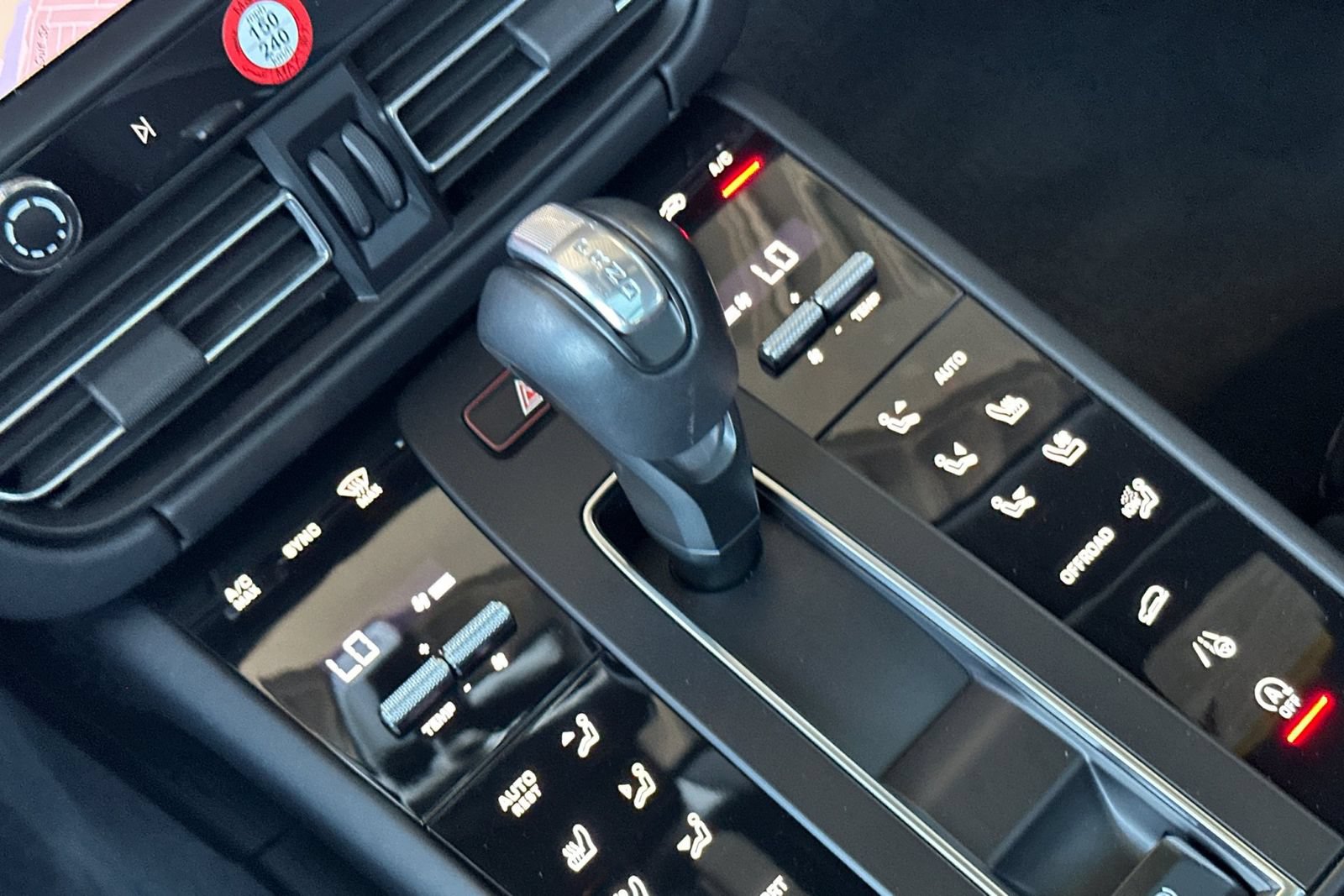 Used 2024 Porsche Macan AWD/4WD image 28
