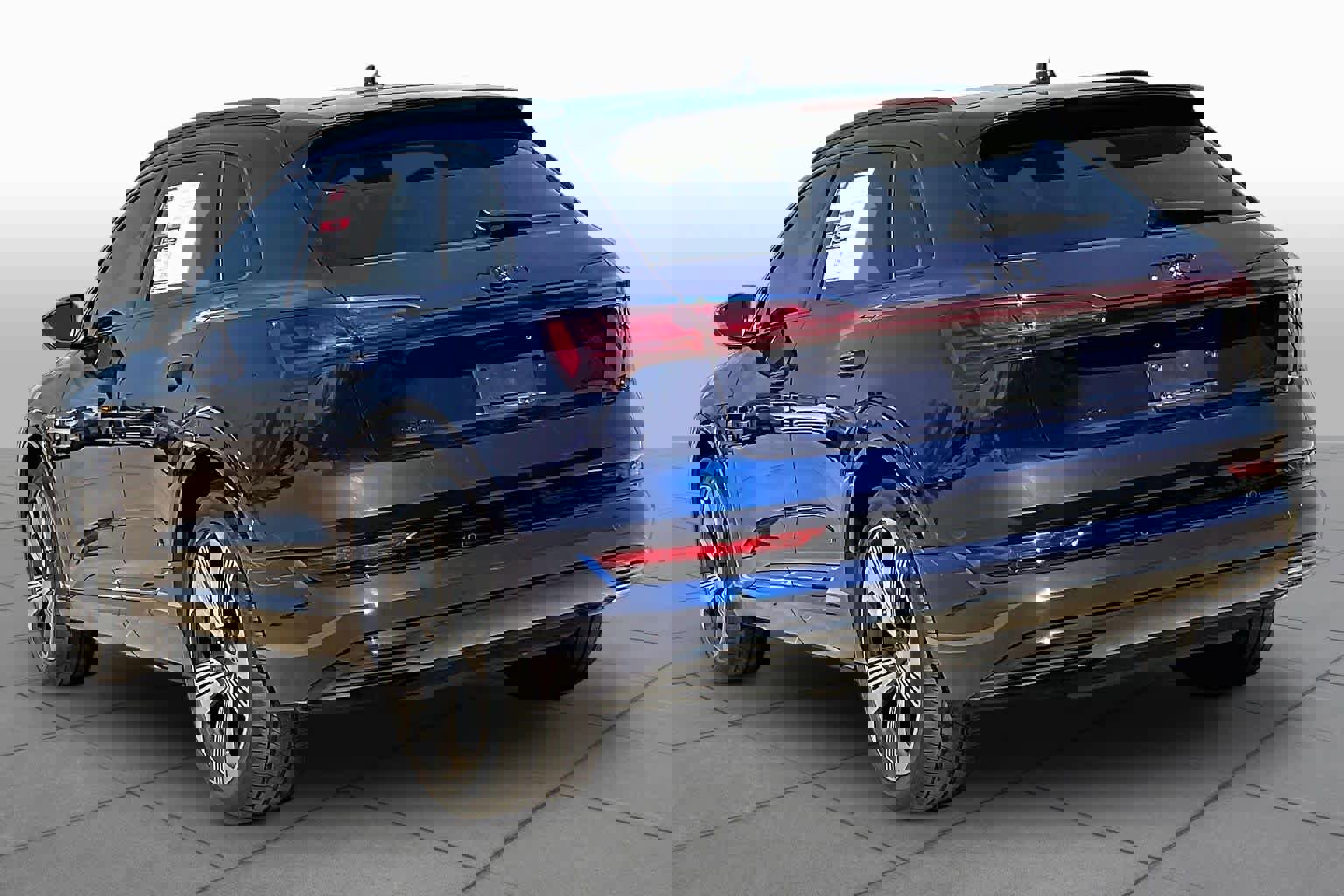 Used 2023 Audi e-tron Premium Plus w/ Premium Plus Package image 11