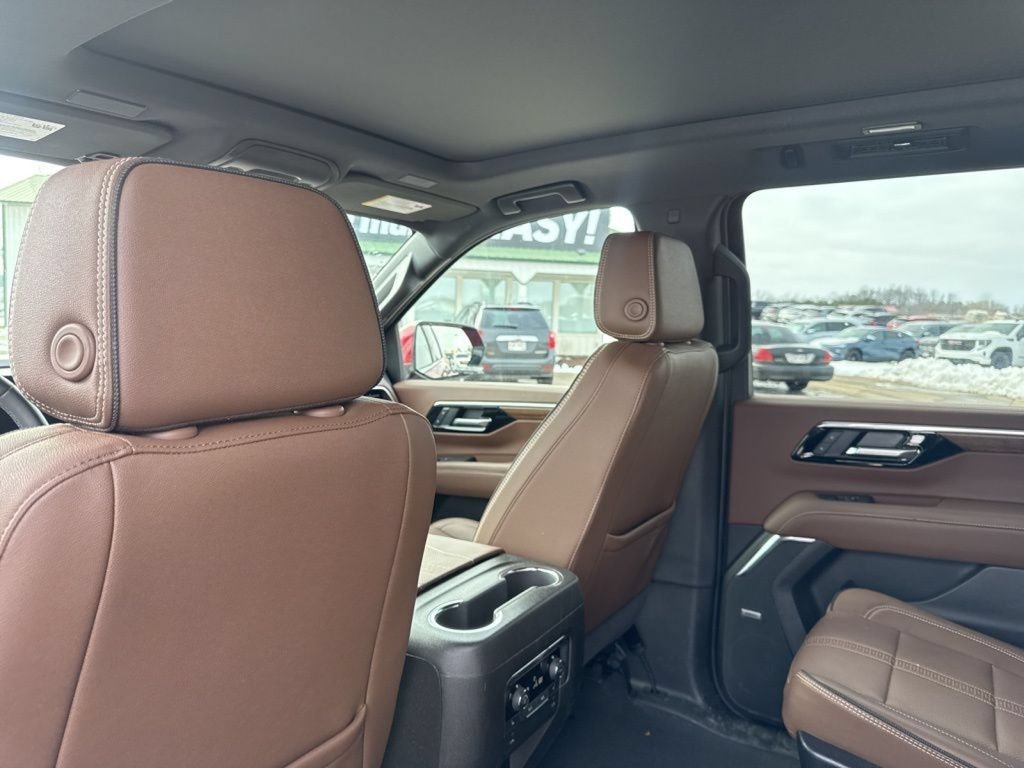Used 2025 Chevrolet Suburban High Country AWD/4WD image 35