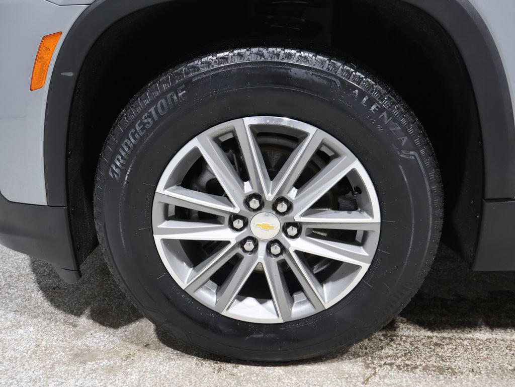 Used 2023 Chevrolet Traverse LT w/ Rear Camera Mirror Package image 9