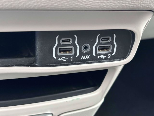 Used 2023 Chrysler Pacifica Touring-L FWD image 21