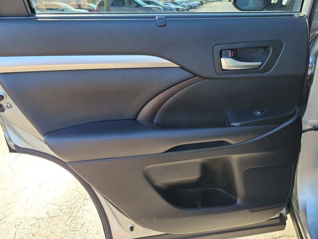 Used 2019 Toyota Highlander XLE FWD image 14