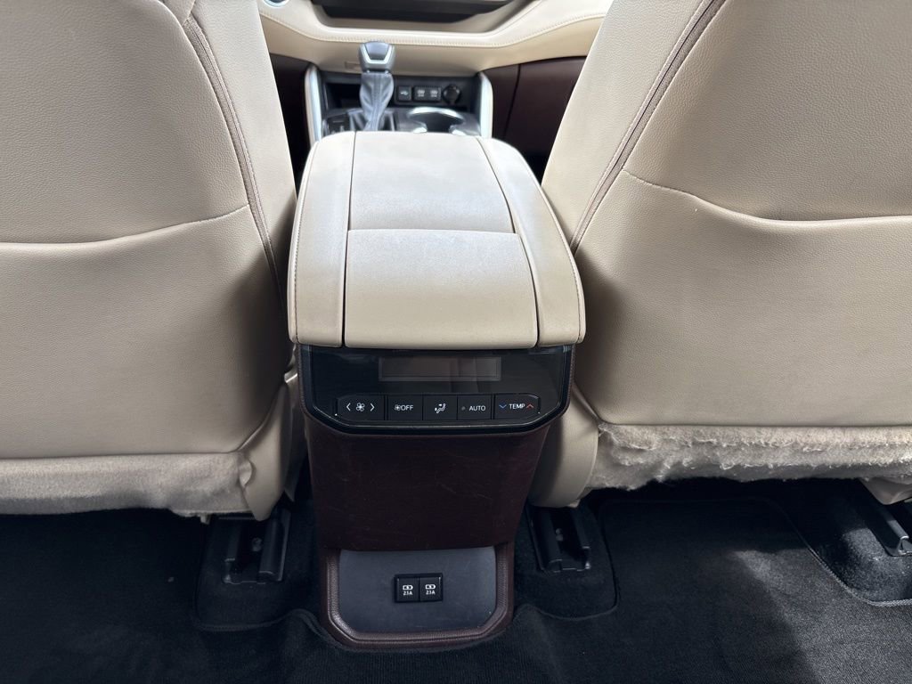 Used 2020 Toyota Highlander XLE FWD image 27
