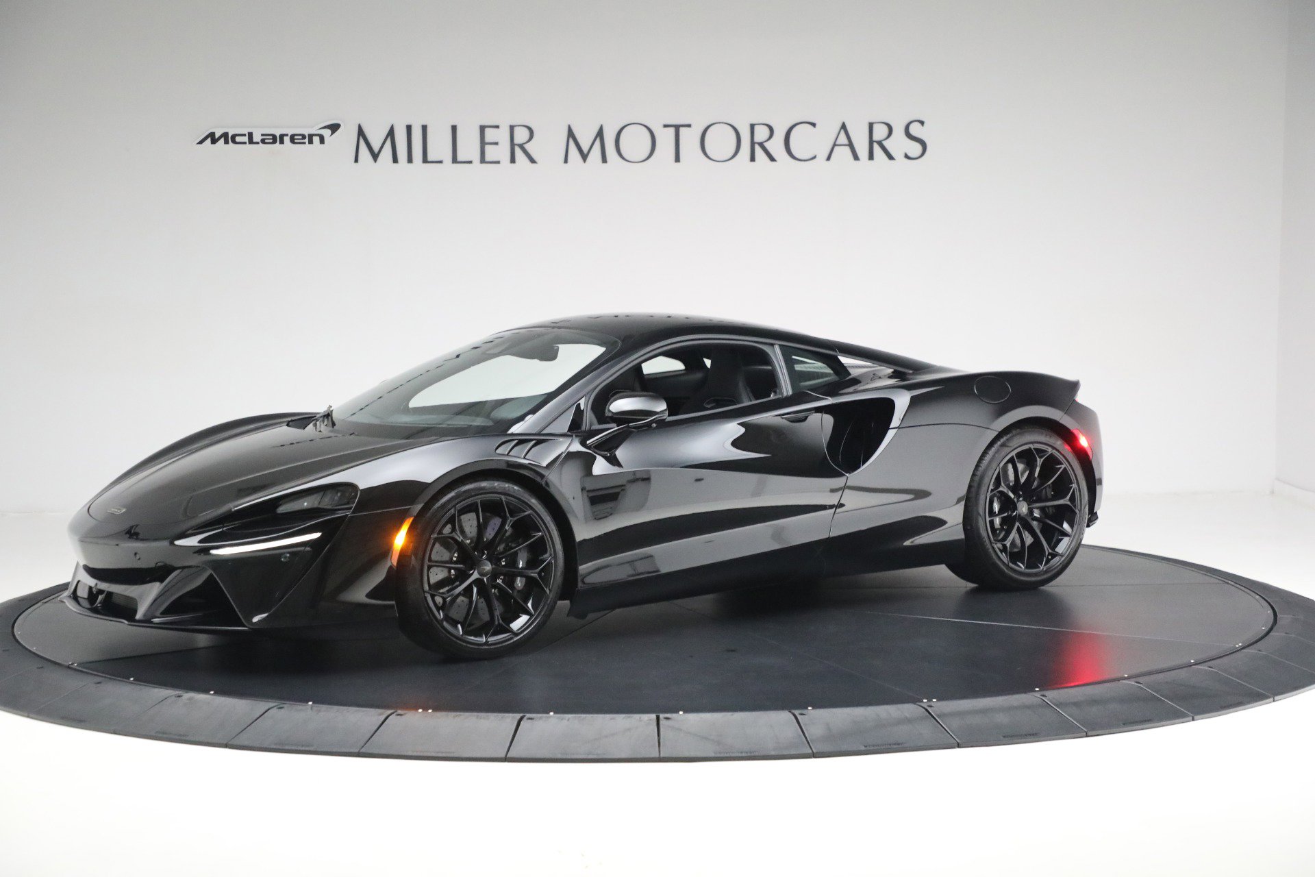 Used 2025 McLaren Artura image 2