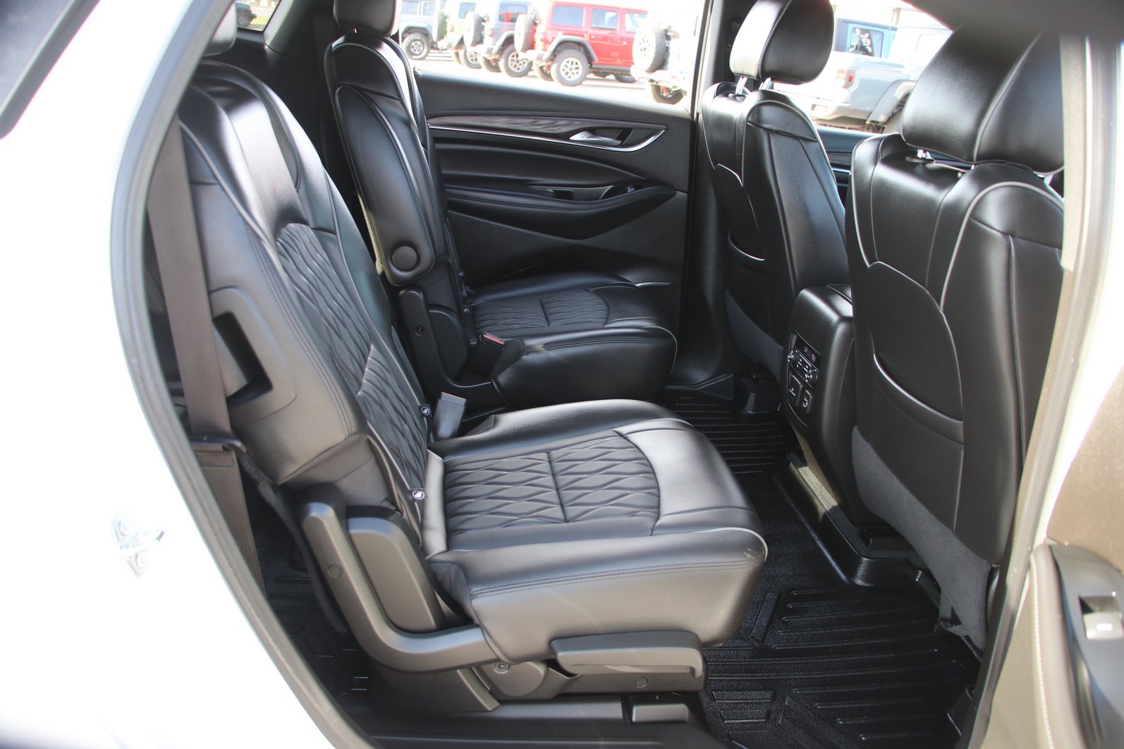 Used 2022 Buick Enclave Avenir w/ Avenir Technology Package AWD/4WD image 32