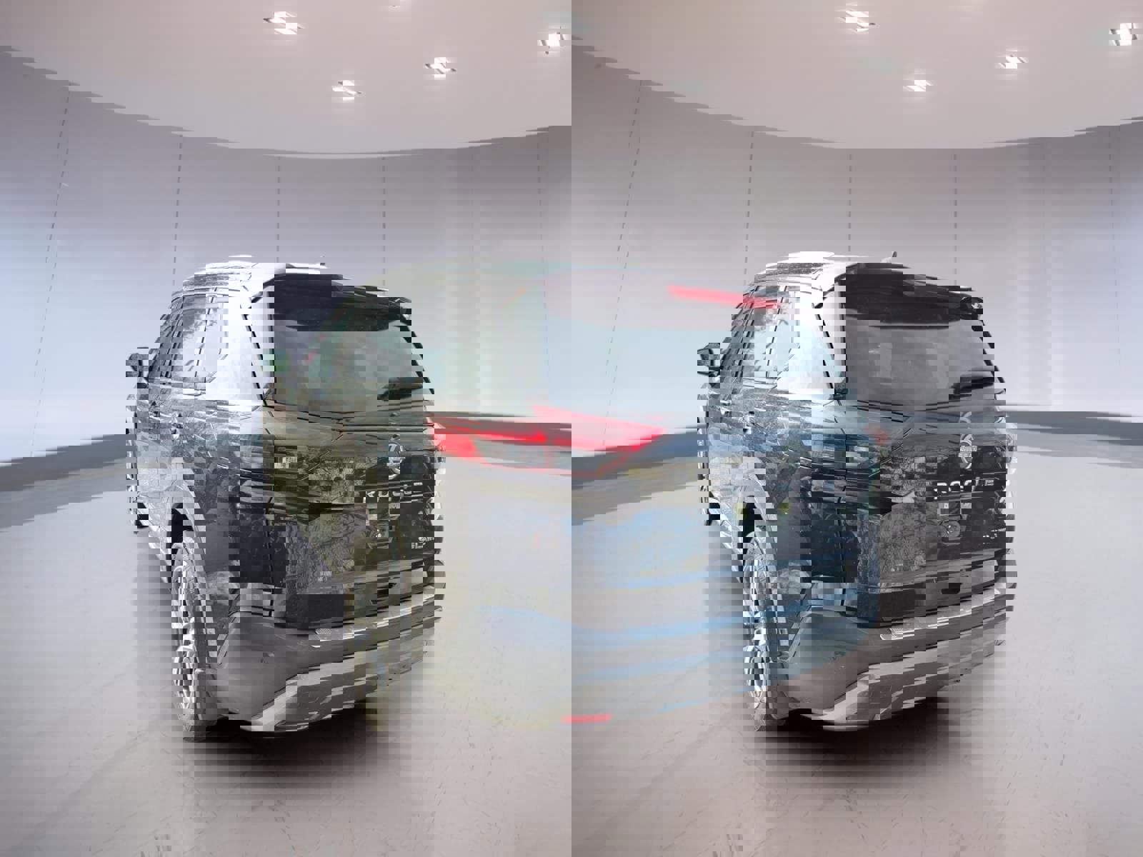 Used 2023 Nissan Rogue SL w/ SL Premium Package image 3