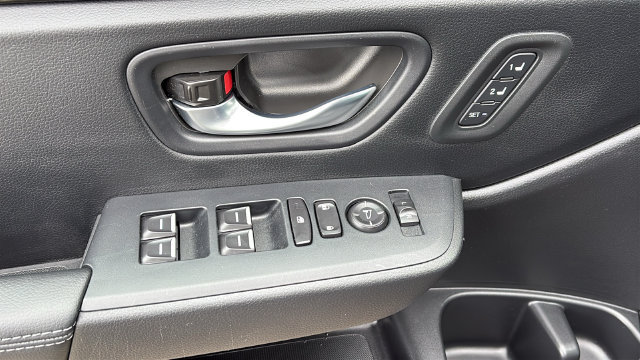 Used 2025 Honda Pilot Touring image 9
