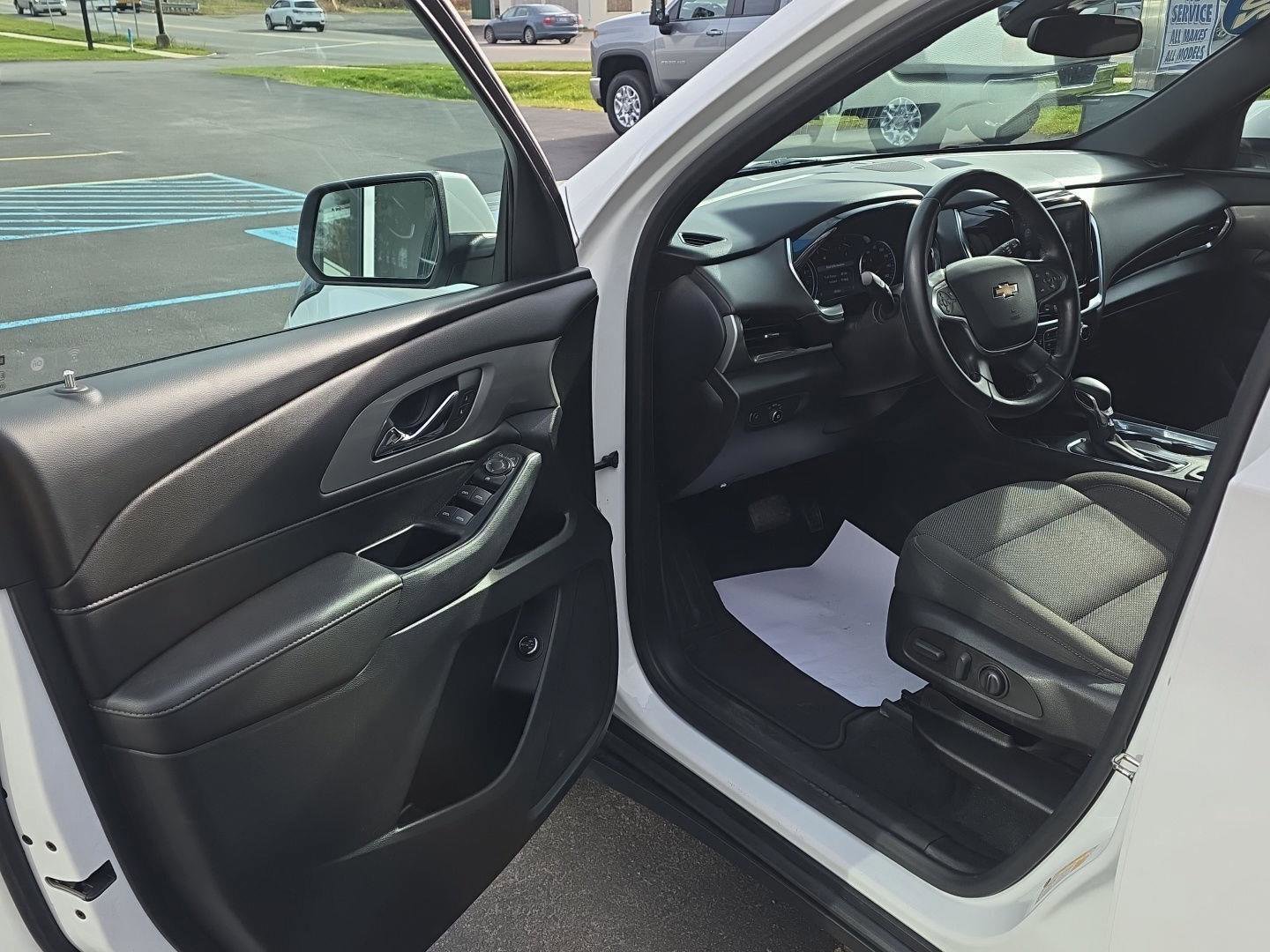 Used 2023 Chevrolet Traverse LT image 10