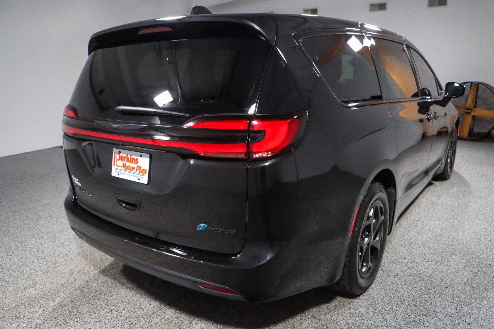 Used 2022 Chrysler Pacifica Touring-L w/ S Appearance Package image 7