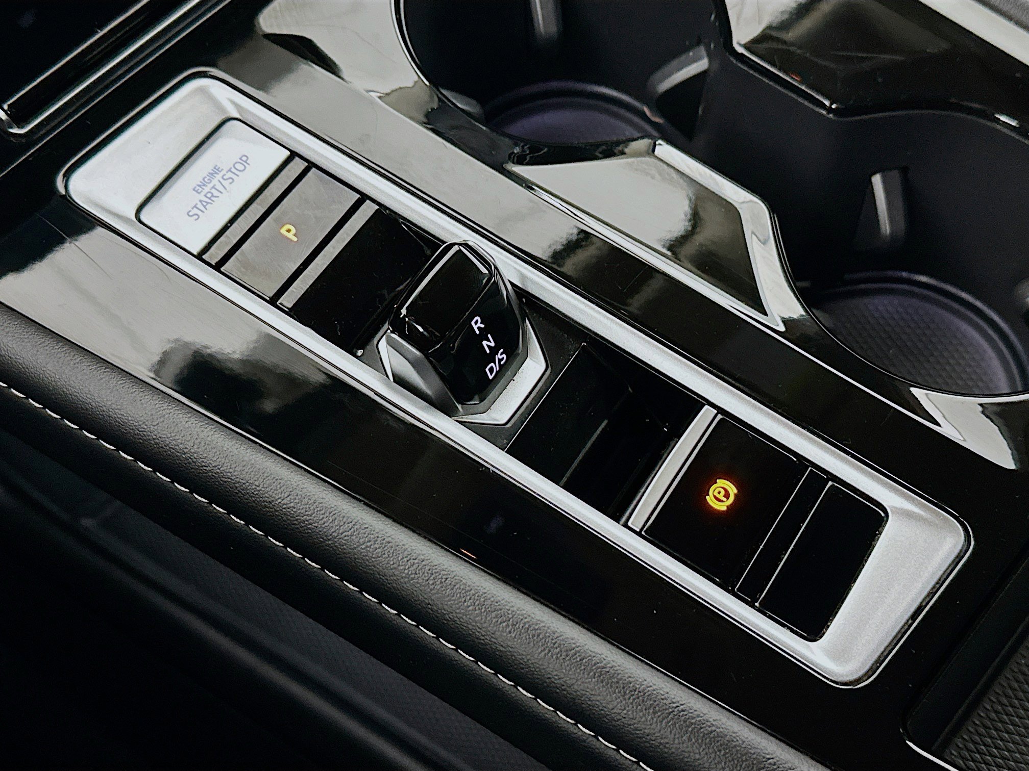 Used 2025 Volkswagen Atlas SE image 24