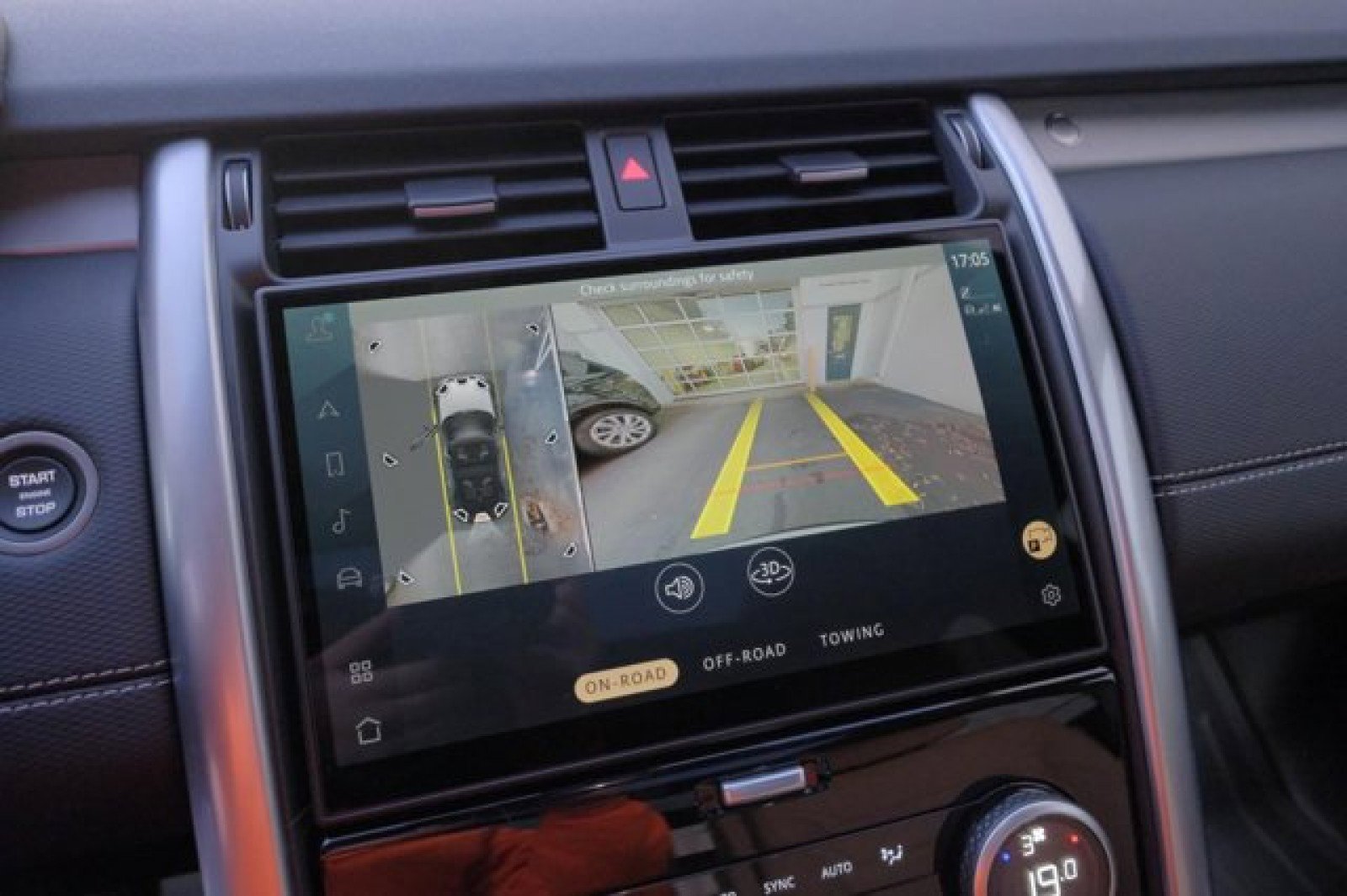 New 2025 Land Rover Discovery Dynamic SE image 24