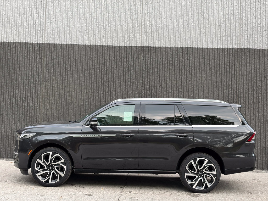 New 2027 Lincoln Navigator Reserve AWD/4WD image 4